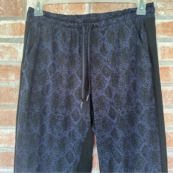 Athleta Brooklyn Jogger Pants Women’s 8 Blue Black Snakeskin Print - Picture 3 of 10